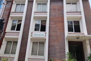 Vista frontal de la propiedad