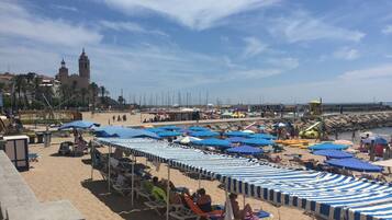 Beach nearby, sun loungers, beach towels