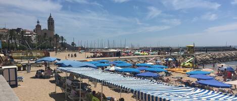 Una spiaggia nelle vicinanze, lettini da mare, teli da spiaggia
