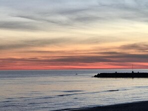 Nær stranden, solsenger og strandhåndklær