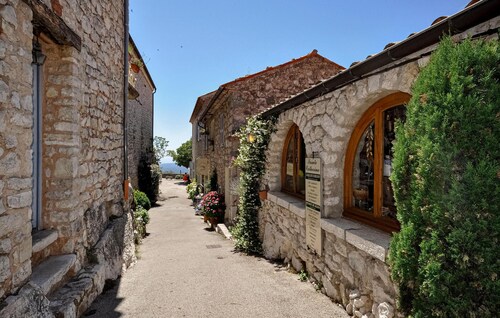 Stunning home in Andon with kitchen