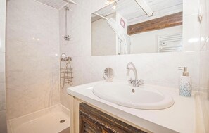Shower - Stunning home in Andon with kitchen (Andon)