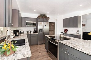 Frigorifero, microonde, forno, piano cottura