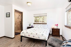 3 bedrooms, desk, iron/ironing board, WiFi
