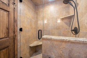 Bañera con ducha, secador de pelo, toallas, jabón