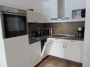 Een koelkast, een microgolfoven, een oven, een kookplaat