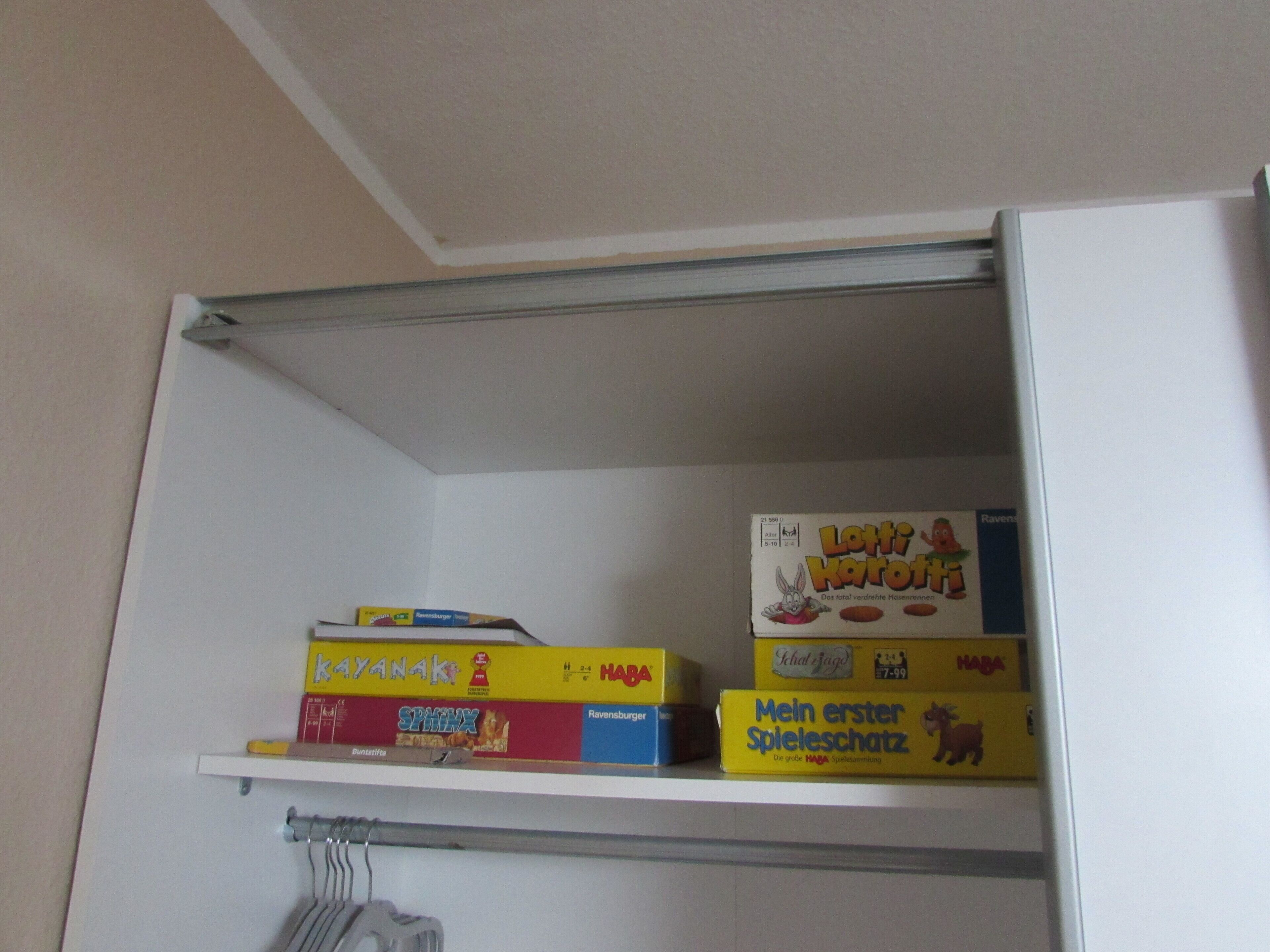En hylla med olika brädspel, bland annat Lotti Karrotti, Kayanak och Mein erster Spieleschatz.