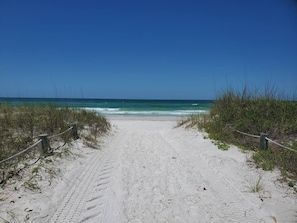 Beach nearby, sun-loungers, beach towels - Steps from the beach! (Bradenton Beach)