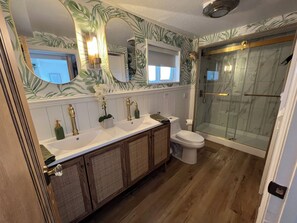 Combined shower/tub, hair dryer, bidet, towels