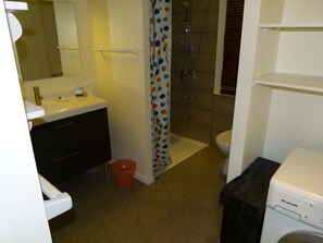 Regadera, toallas, papel de baño 