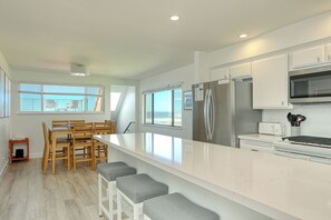 Jääkaappi, mikroaaltouuni, uuni, liesi