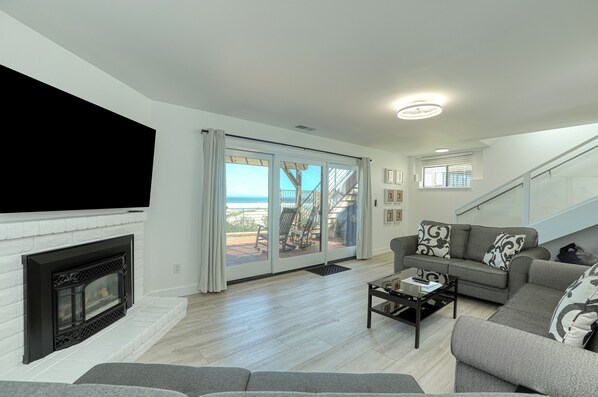 Älytelevisio, takka, DVD-soitin, pöytätennispöytä