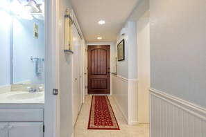 Combined shower/bathtub, hair dryer, towels - 117 Pismo Shores: 2  BR, 2.5  BA Condominium in Pismo Beach, Sleeps 6 (Pismo Beach)