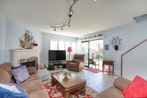 TV, fireplace, DVD player - 117 Pismo Shores: 2  BR, 2.5  BA Condominium in Pismo Beach, Sleeps 6 (Pismo Beach)