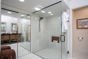 Een bad/douchecombinatie, een haardroger, een bidet, handdoeken