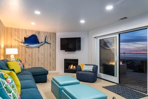 Televisio, takka, DVD-soitin, stereot