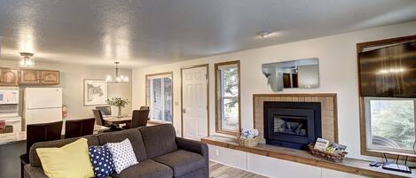 Smart TV, chimenea, libros