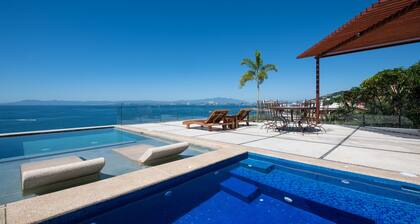 Beachfront steps from Romantic Zone: Casa Cuatro Abrazos (Entire House)