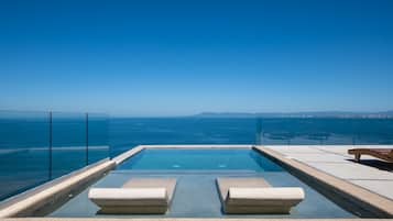 Una piscina al aire libre, una piscina climatizada