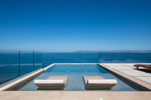 Beachfront steps from Romantic Zone: Casa Cuatro Abrazos (Entire House)