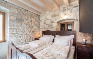 Travel crib, free WiFi, bed sheets