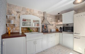 Fridge, oven, stovetop, coffee/tea maker