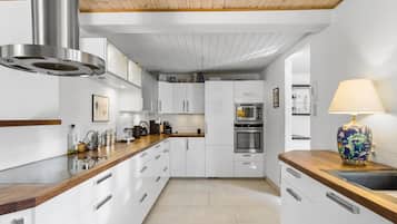 Kylskåp, ugn, diskmaskin och kaffe- och tebryggare