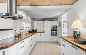 Fridge, oven, dishwasher, coffee/tea maker