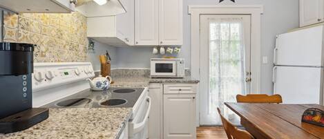 ثلاجة، ميكروويف، فرن، موقد طهي مسطح