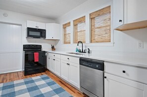 Een koelkast, een magnetron, een oven, een kookplaat