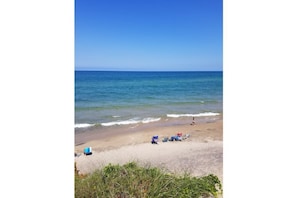 Playa en los alrededores y camastros