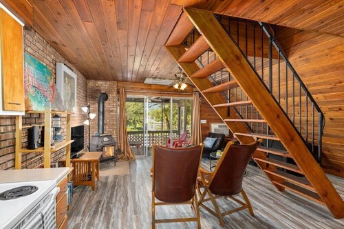 Cozy 2 bedroom 1.5 bath Lake House Cabin