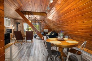 Smart TV, chimenea, reproductor de DVD y libros 