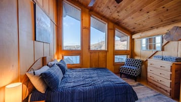 5 bedrooms, desk, travel cot, free WiFi