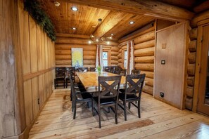 Dining - THE LUXURY LODGE - SKI, RIDE, GOLF, BIKE, HIKE (Hunter)