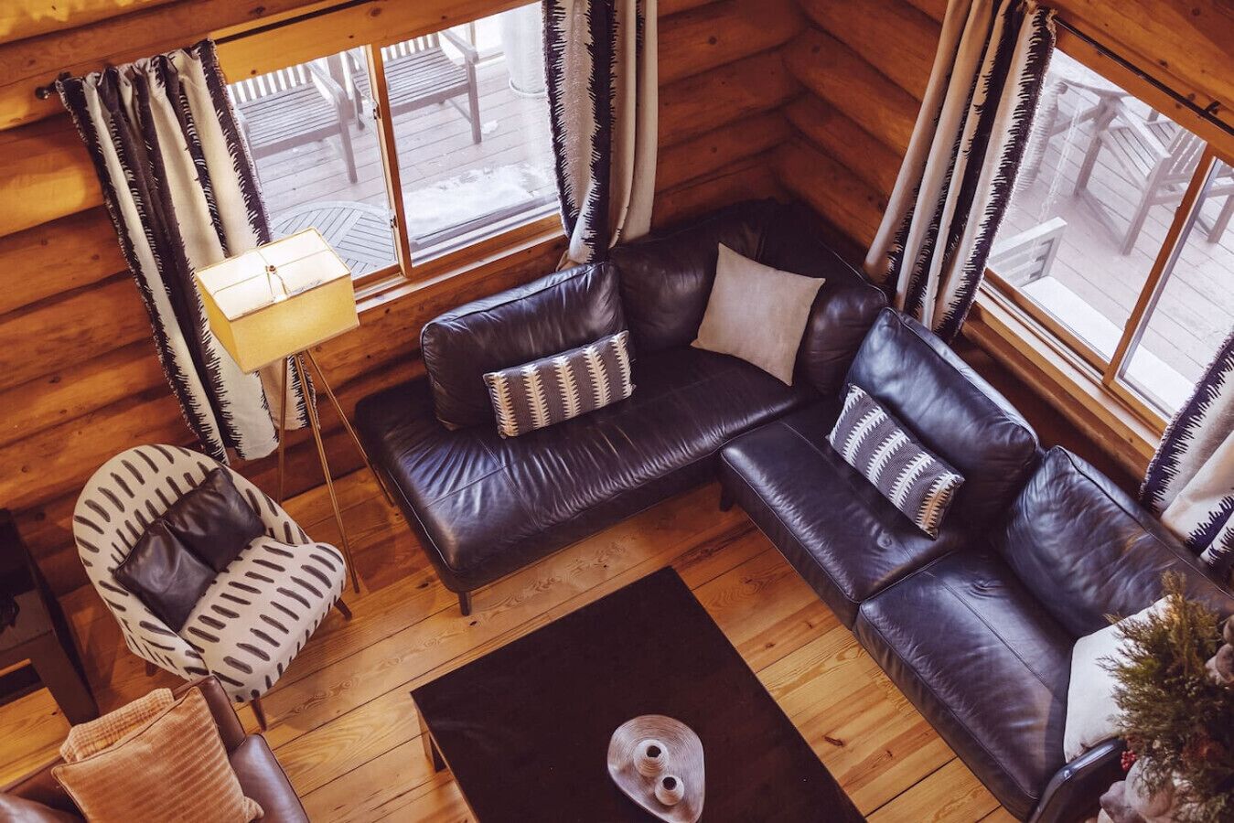 Smart TV, lareira, aparelho de som