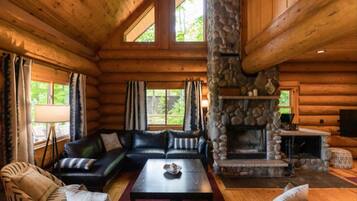Smart TV, fireplace, stereo