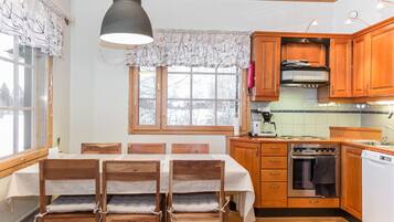 Kylskåp, mikrovågsugn, diskmaskin och grytor/köksredskap