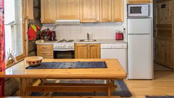 Fridge, microwave, dishwasher, cookware/dishes/utensils