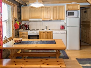 Fridge, microwave, dishwasher, cookware/dishes/utensils