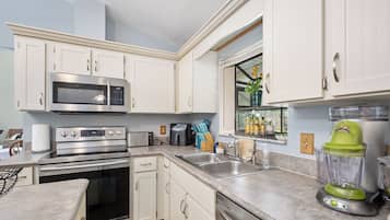 Een koelkast, een magnetron, een oven, een kookplaat