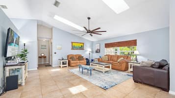 Een smart-tv, videogames, boeken en een stereo