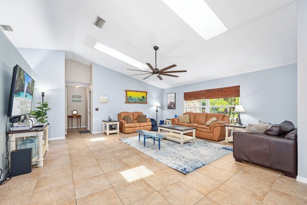 Living area - Private tropical paradise in the heart of the community! Pool and Welcome Basket (Port Orange)