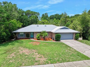 Exterior - Private tropical paradise in the heart of the community! Pool and Welcome Basket (Port Orange)