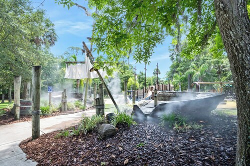 Private tropical paradise in the heart of the community! Pool and Welcome Basket