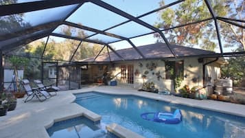 Een buitenzwembad, een verwarmd zwembad