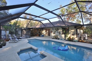 Utendørsbasseng og et oppvarmet basseng