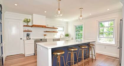 SailHouse Downtown Mystic Lux 2BR Family Getaway 3 Min Walk