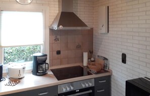 Réfrigérateur, micro-ondes, plaque de cuisson, cafetière/bouilloire