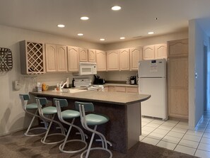 Kjøleskap, mikrobølgeovn, ovn og oppvaskmaskin